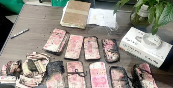 电线老化不慎失火 11万余元现金烧损  银行兑换10万多 (1).png