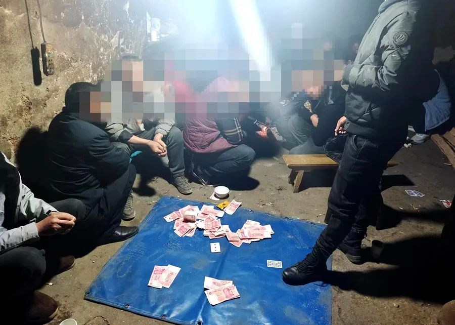 宁蒗抓赌成果丰硕 46人被抓涉及赌资6万余元3.jpg