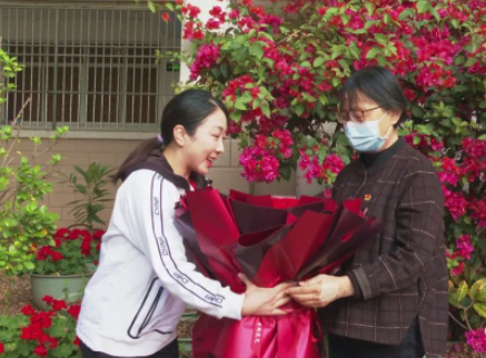 北京冬奥会冠军到华坪女高学习红色文化 弘扬冬奥精神 (1).png