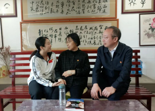 北京冬奥会冠军到华坪女高学习红色文化 弘扬冬奥精神 (2).png