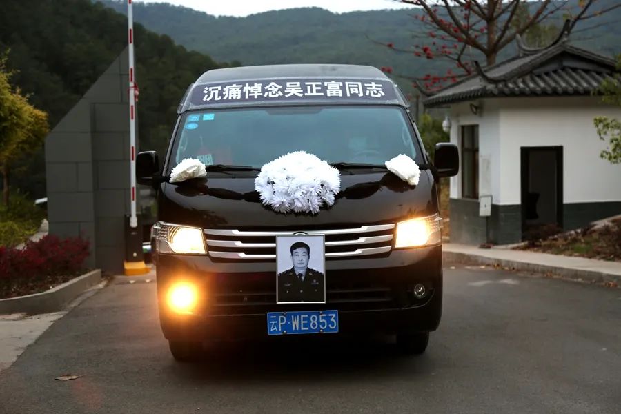 战友亲人群众含泪送别吴正富 (2).jpg