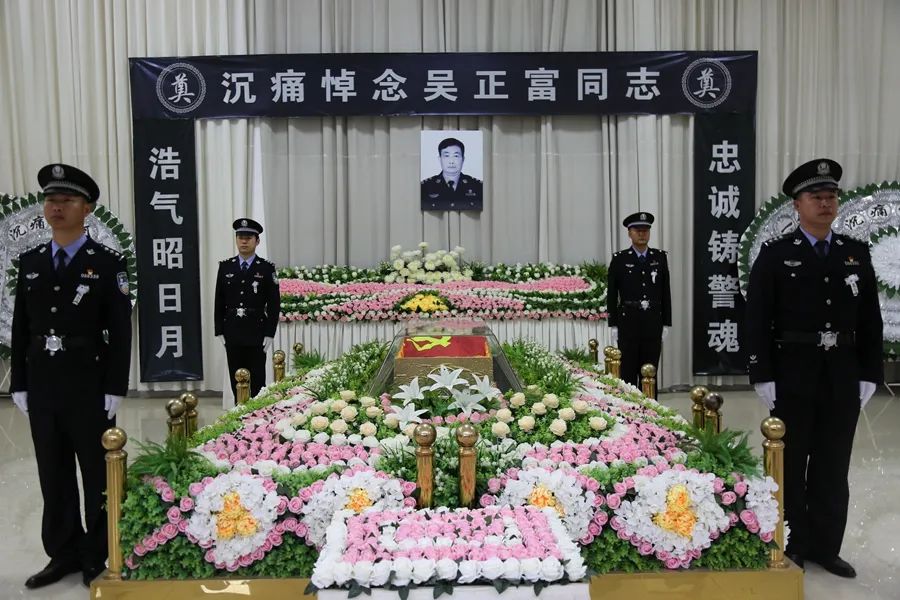 战友亲人群众含泪送别吴正富 (1).jpg