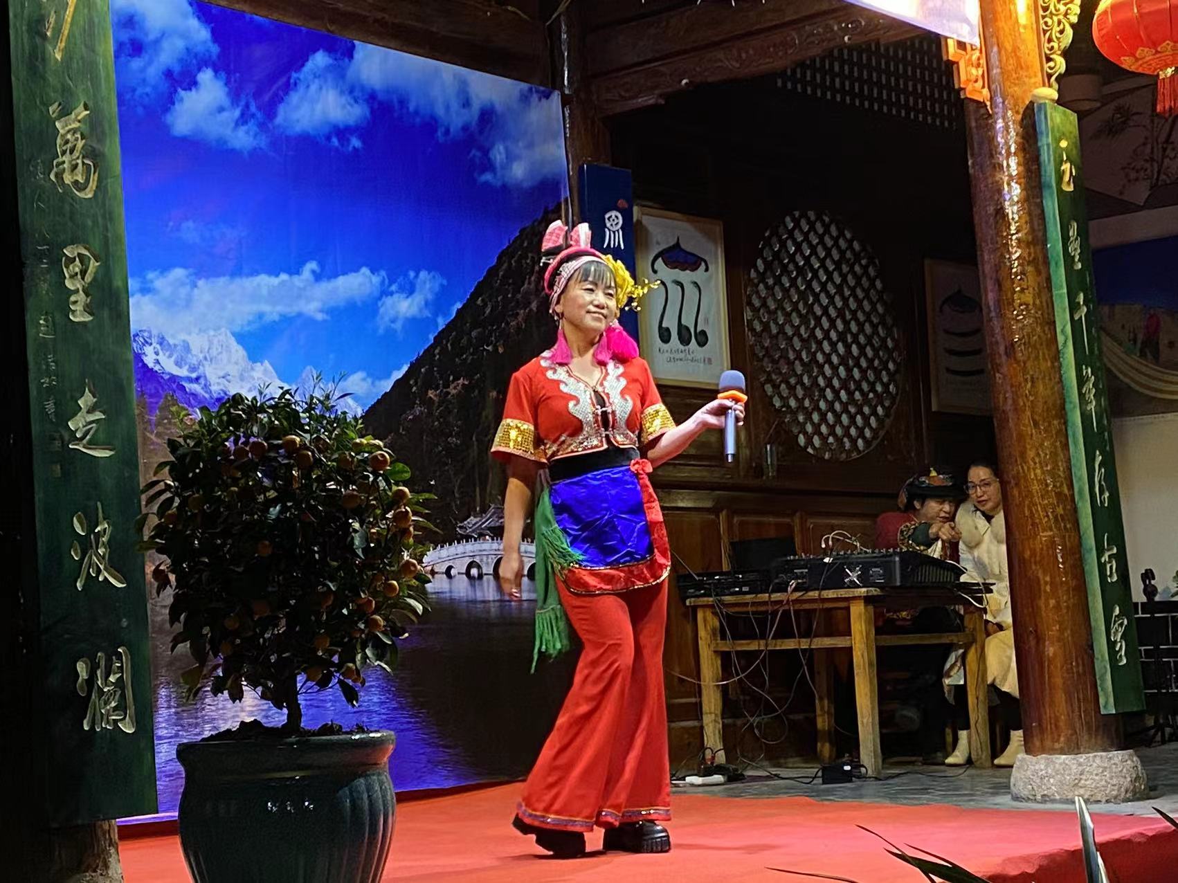 在丽江古城接风楼零距离感受“纳西歌王”和文光的音乐魅力 (6).jpg