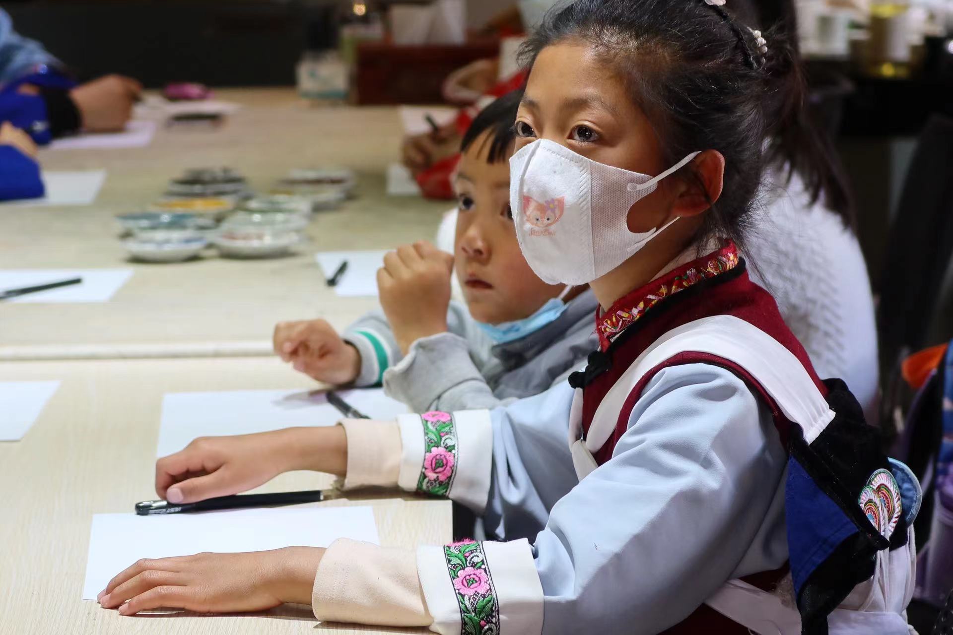 丽江纳西族东巴青花文创节玩出新花样 (3).jpg