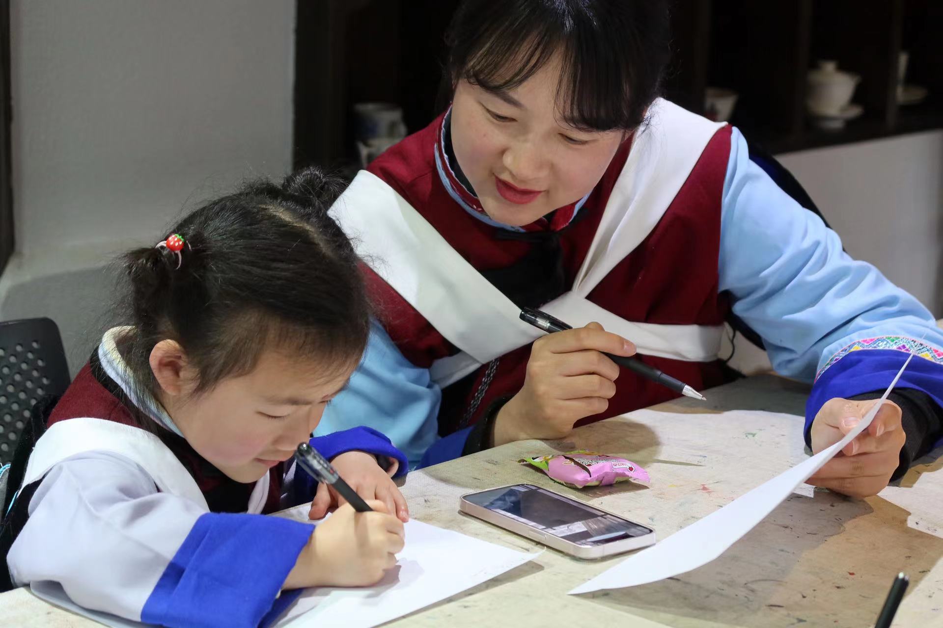丽江纳西族东巴青花文创节玩出新花样 (8).jpg
