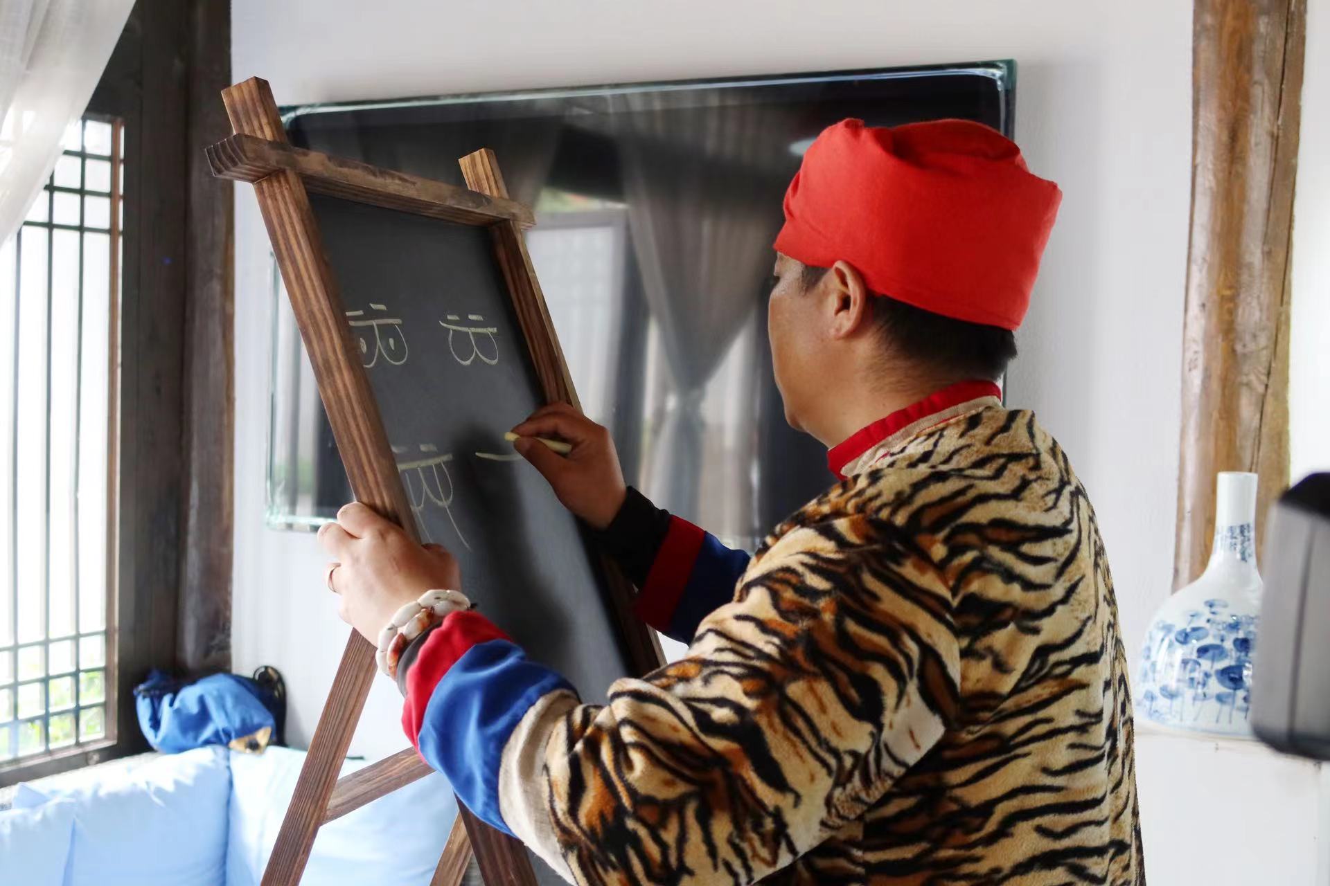 丽江纳西族东巴青花文创节玩出新花样 (9).jpg