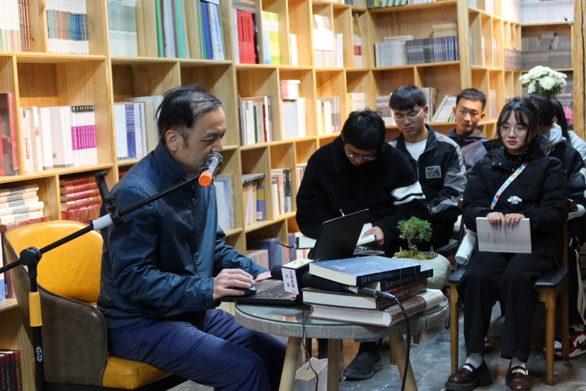 文学创作“三关”究竟是何？ 民族文学主编石一宁在丽江古城开讲 (1).jpg