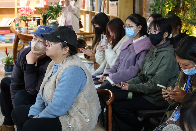 文学创作“三关”究竟是何？ 民族文学主编石一宁在丽江古城开讲 (2).jpg