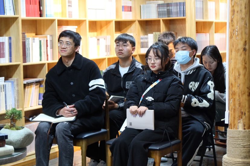 文学创作“三关”究竟是何？ 民族文学主编石一宁在丽江古城开讲 (3).jpg