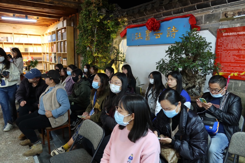 文学创作“三关”究竟是何？ 民族文学主编石一宁在丽江古城开讲 (4).jpg