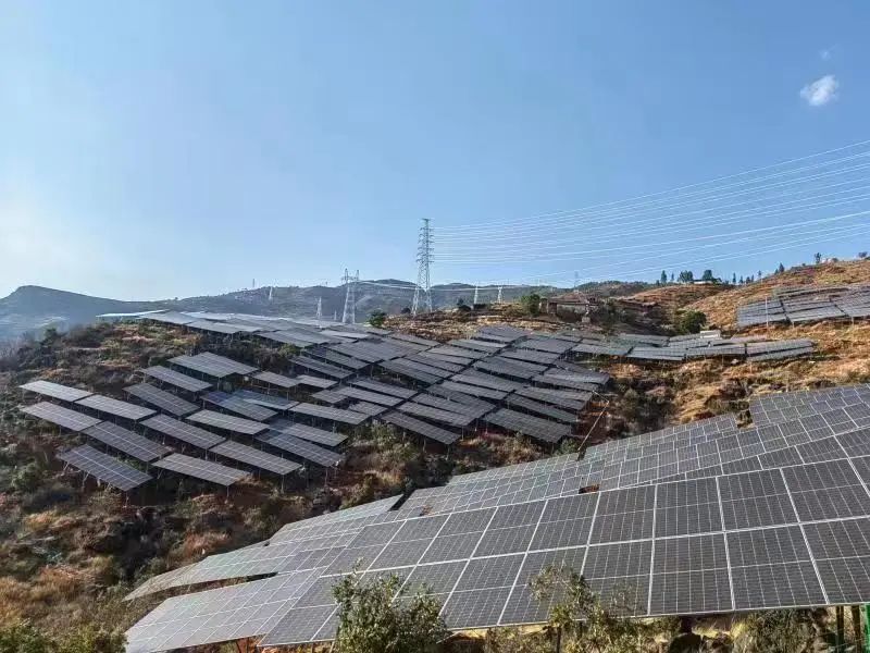 永胜六德红土地160MW光伏发电项目顺利完成升压站带电工作 (2).jpg