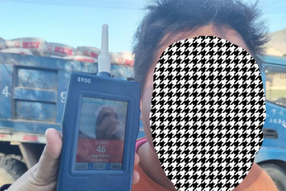 永胜两人“隔夜醉”酒驾被查  罚款5000元 吊销驾驶证 (2).png