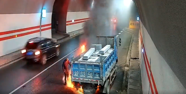 货车在金安桥隧道爆胎并燃烧 火光冲天浓烟滚滚
