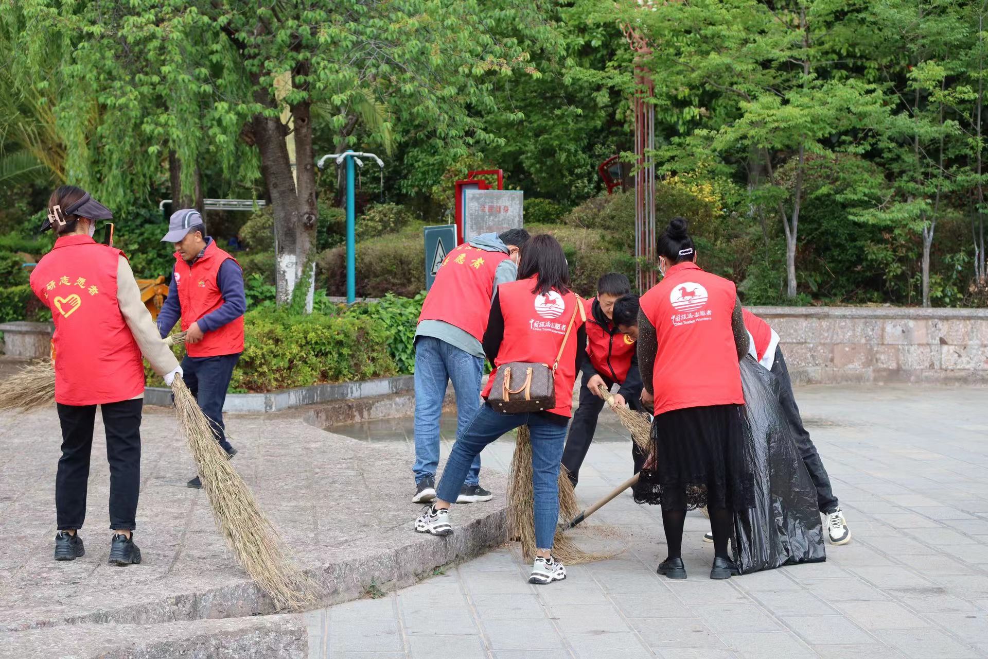 丽江古城开展爱国卫生主题志愿服务活动 (1).jpg
