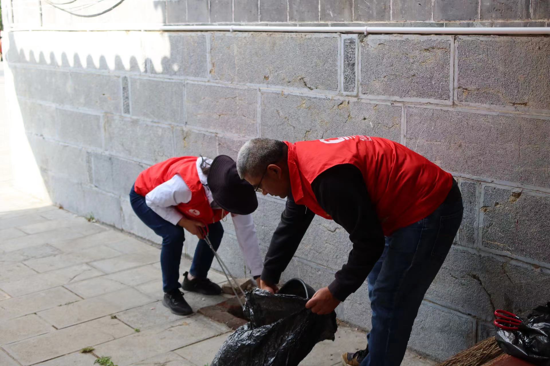 丽江古城开展爱国卫生主题志愿服务活动 (7).jpg