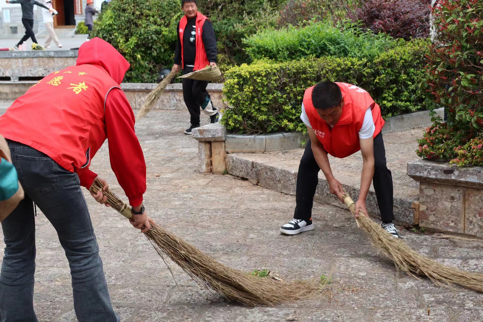 丽江古城开展爱国卫生主题志愿服务活动 (9).jpg