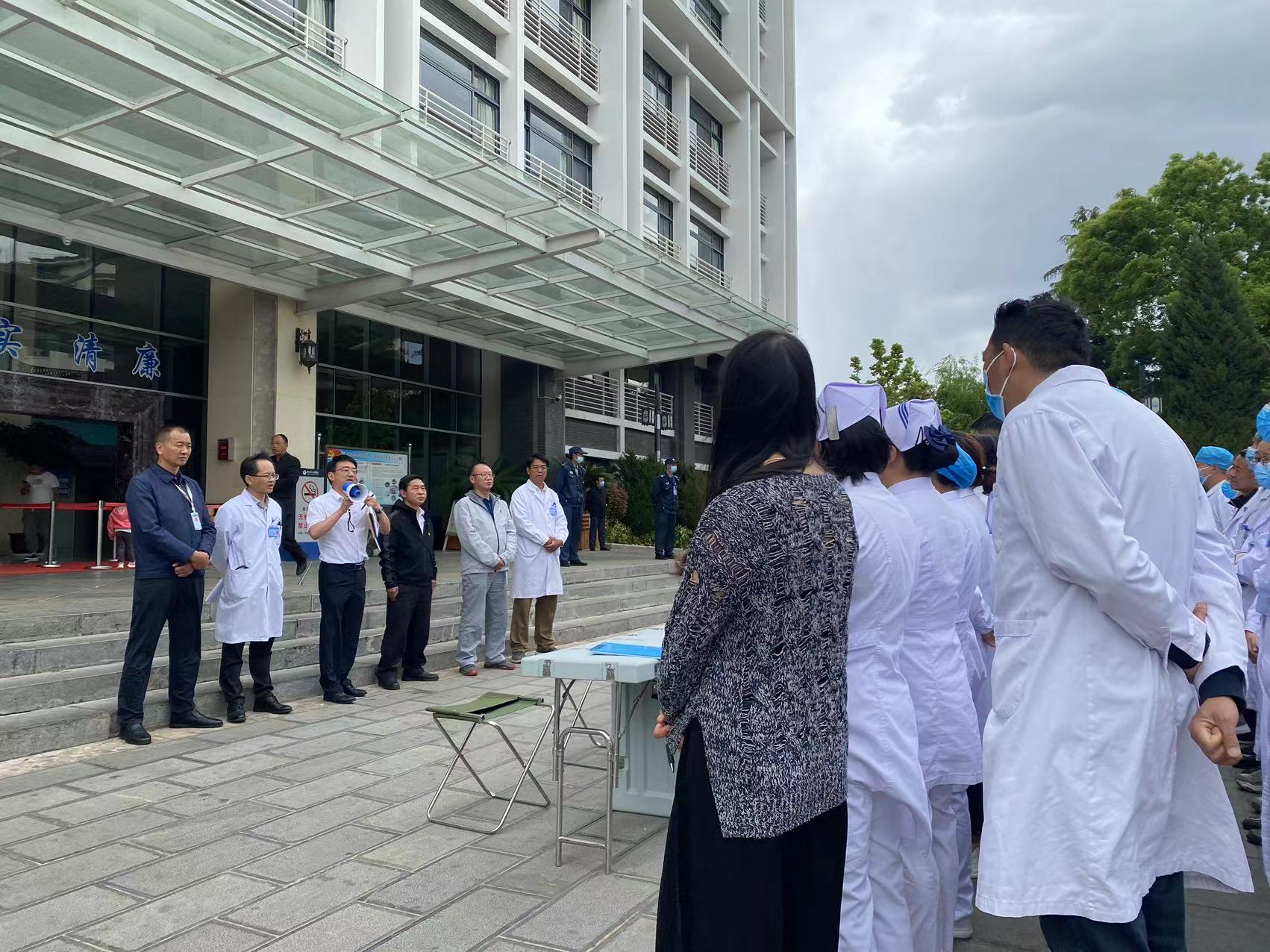 丽江市人民医院开展地震疏散应急演练 (1).jpg