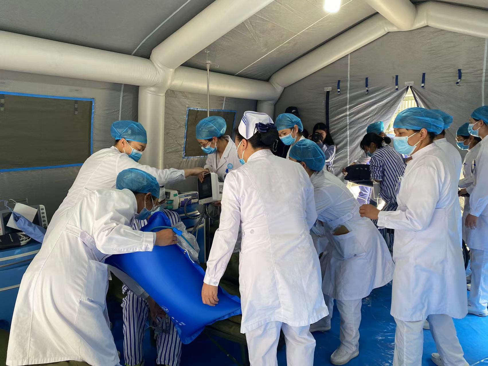 丽江市人民医院开展地震疏散应急演练 (2).jpg