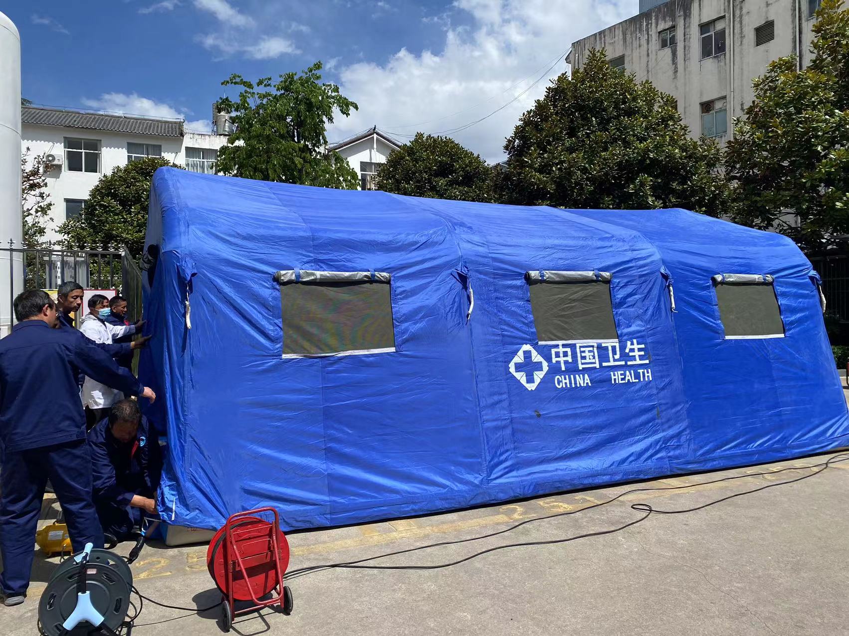 丽江市人民医院开展地震疏散应急演练 (5).jpg