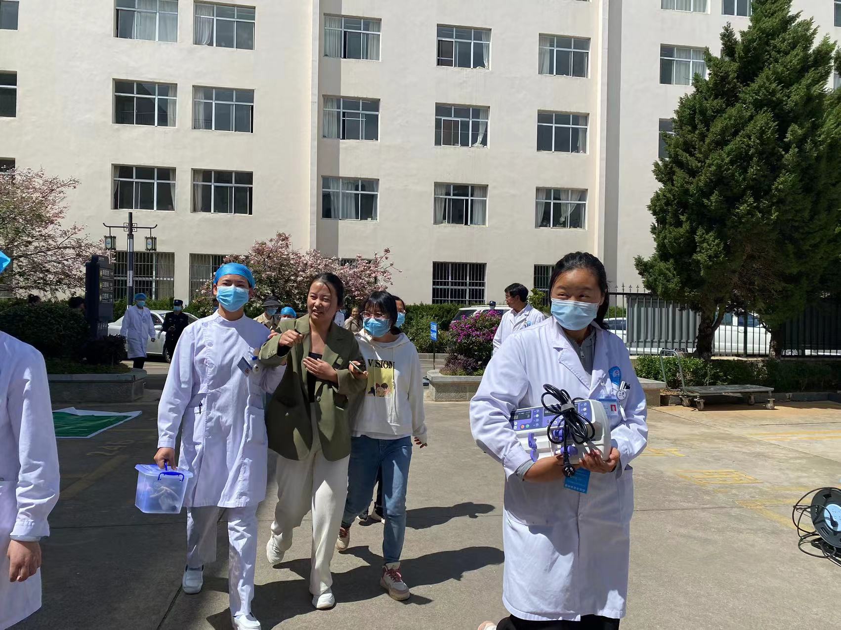 丽江市人民医院开展地震疏散应急演练 (6).jpg