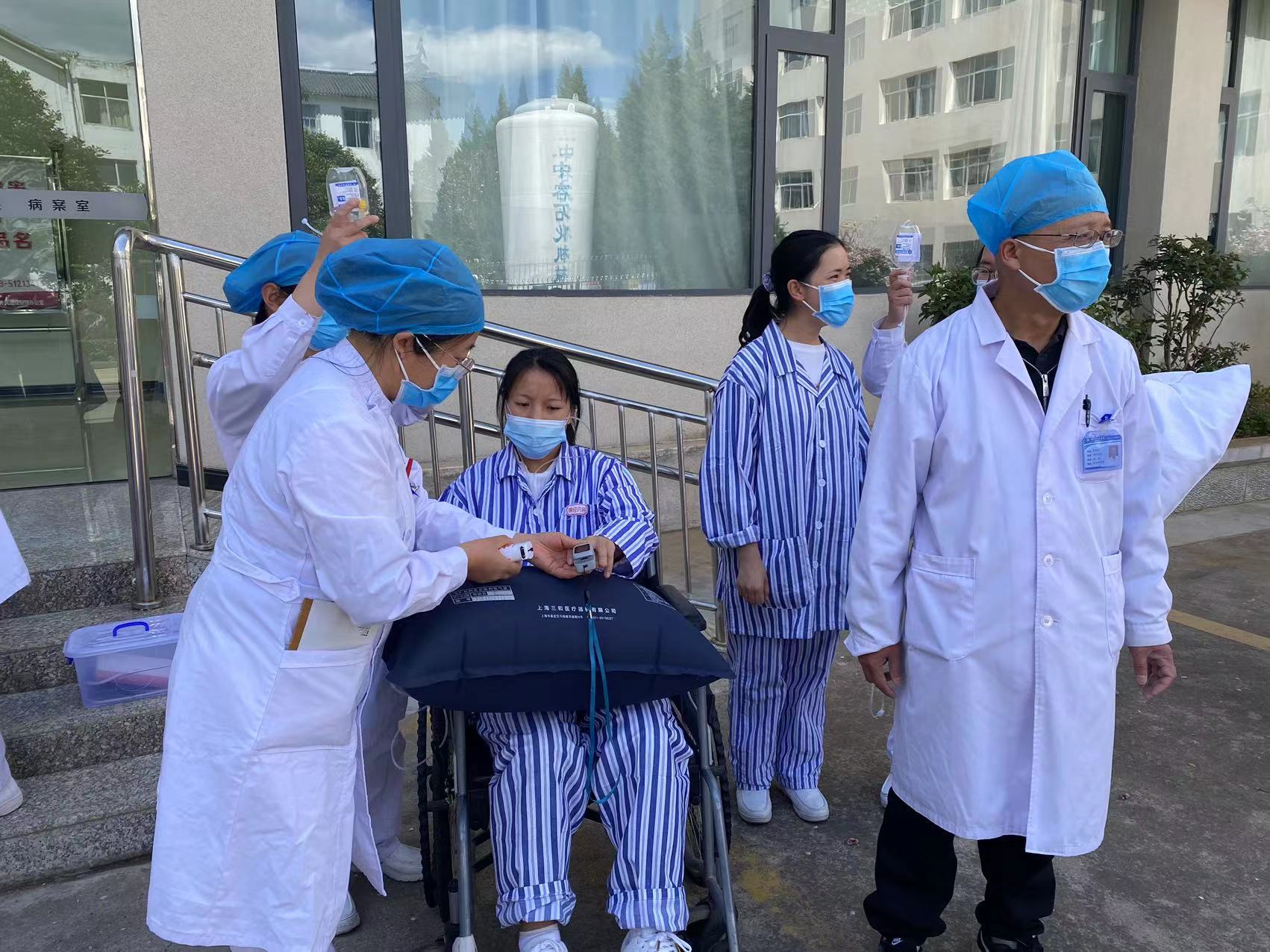 丽江市人民医院开展地震疏散应急演练 (8).jpg