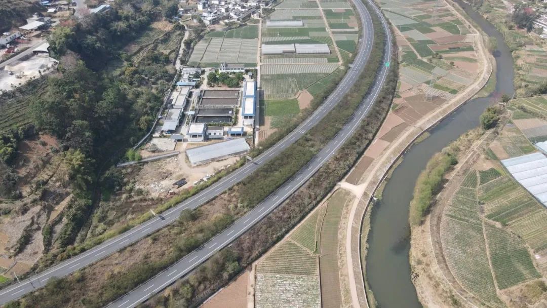 丽江至攀枝花高速公路华坪至滇川界段工程顺利通过竣工验收  获评优良等级.jpg