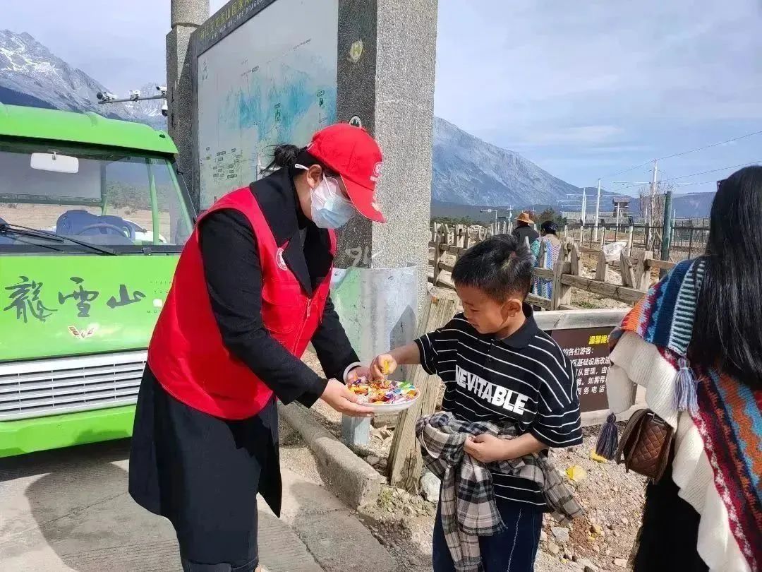 “五一”假期，玉龙雪山“志愿红”融入节日风景线 (2).jpg