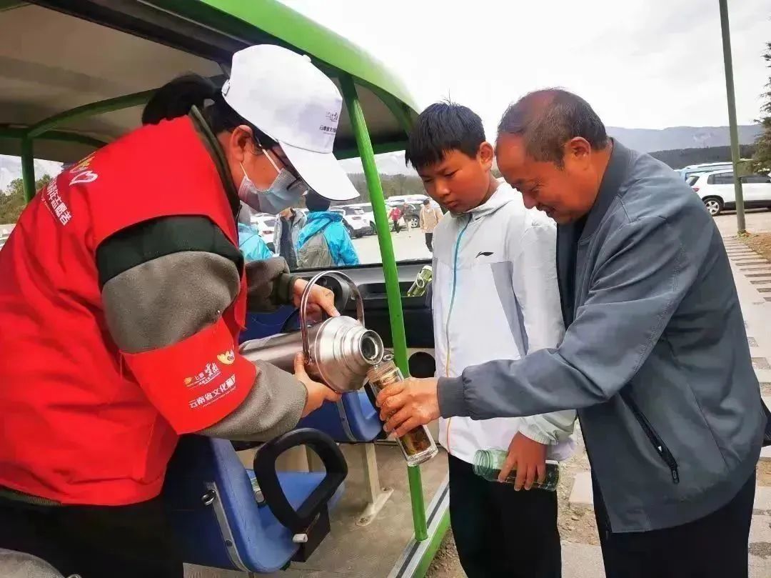 “五一”假期，玉龙雪山“志愿红”融入节日风景线 (1).jpg