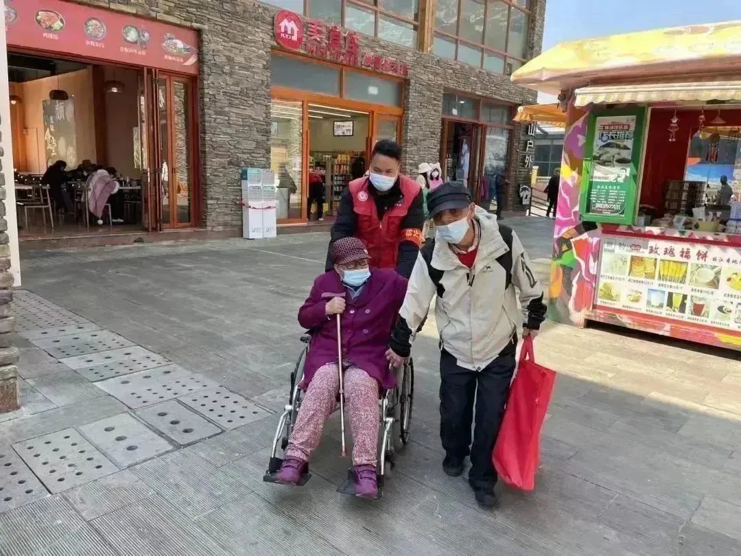 “五一”假期，玉龙雪山“志愿红”融入节日风景线 (3).jpg