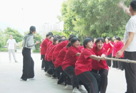 华坪女高学生与公安民警举行巴赫友谊赛  助学生减压迎高考 (1).png