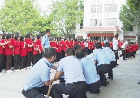 华坪女高学生与公安民警举行巴赫友谊赛  助学生减压迎高考 (2).png