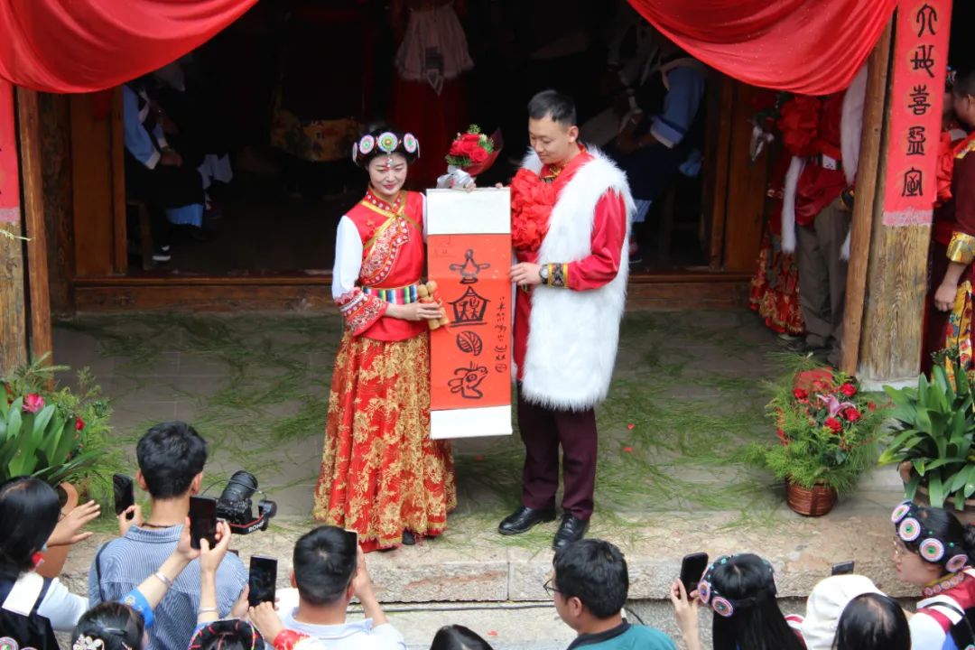 520 五对丽江新人纳西东巴集体婚礼在丽江古城举行