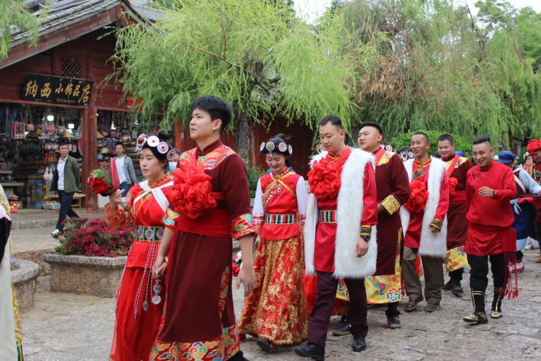 520 五对丽江新人纳西东巴集体婚礼在丽江古城举行