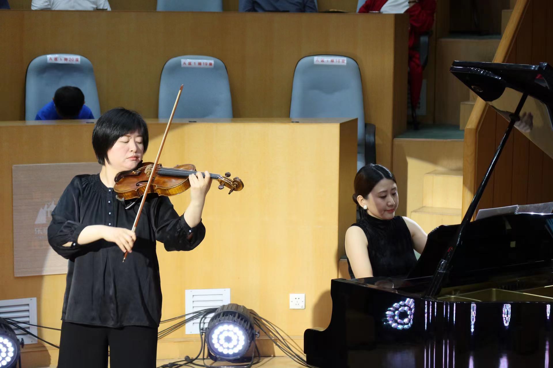 “乐享丽江”音乐剧场首场音乐会成功演出 (1).jpg