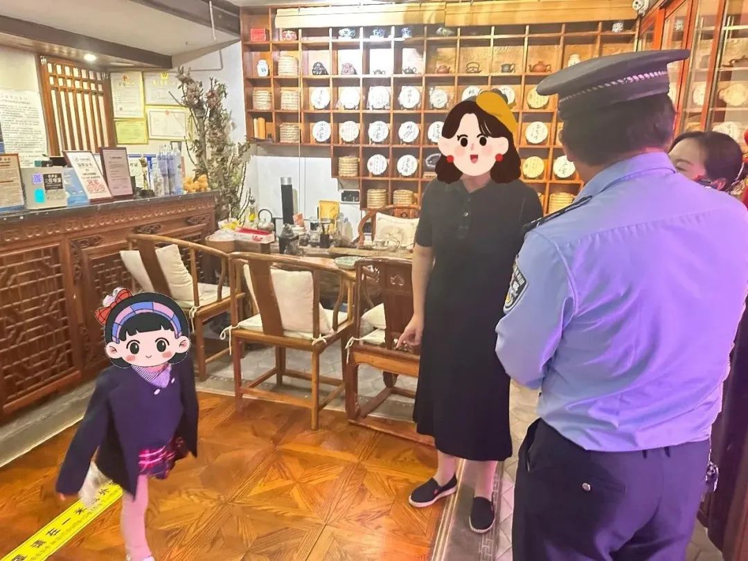 警民合力 走失萌娃终于找到家人 (1).jpg