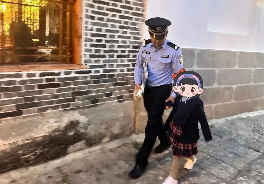 警民合力 走失萌娃终于找到家人 (2).jpg