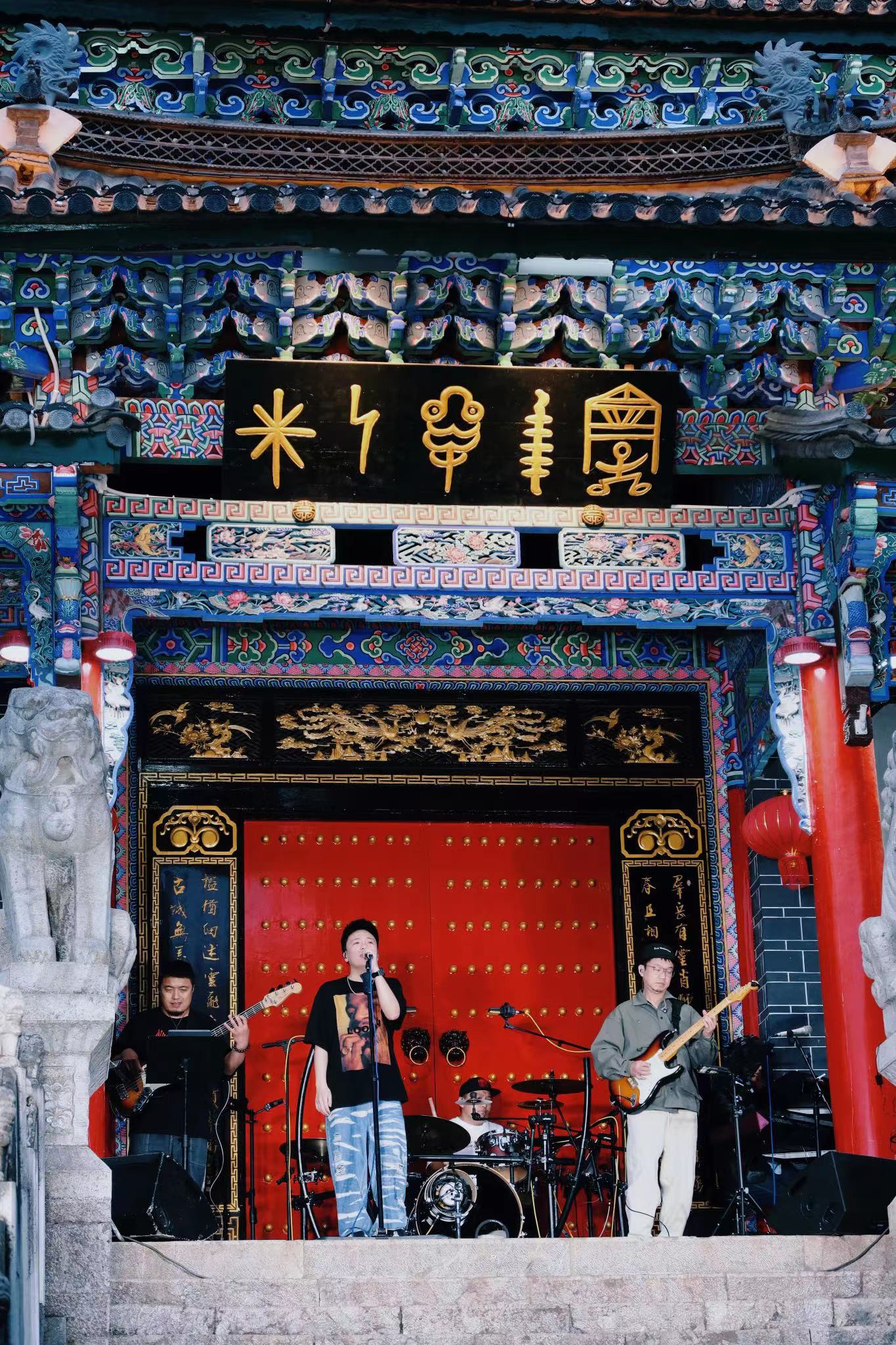 丽江古城民谣广场万古楼开唱  雨夜民谣更动人！ (1).jpg