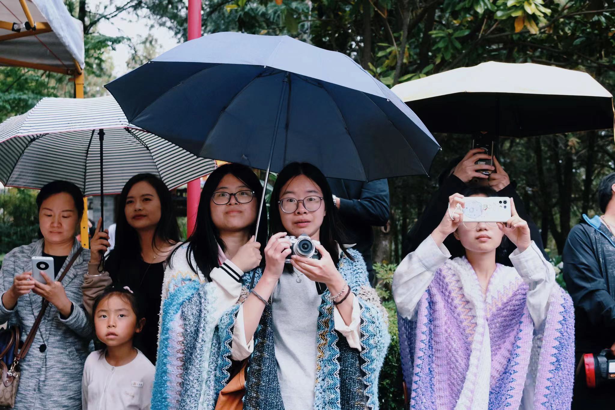 丽江古城民谣广场万古楼开唱  雨夜民谣更动人！ (2).jpg