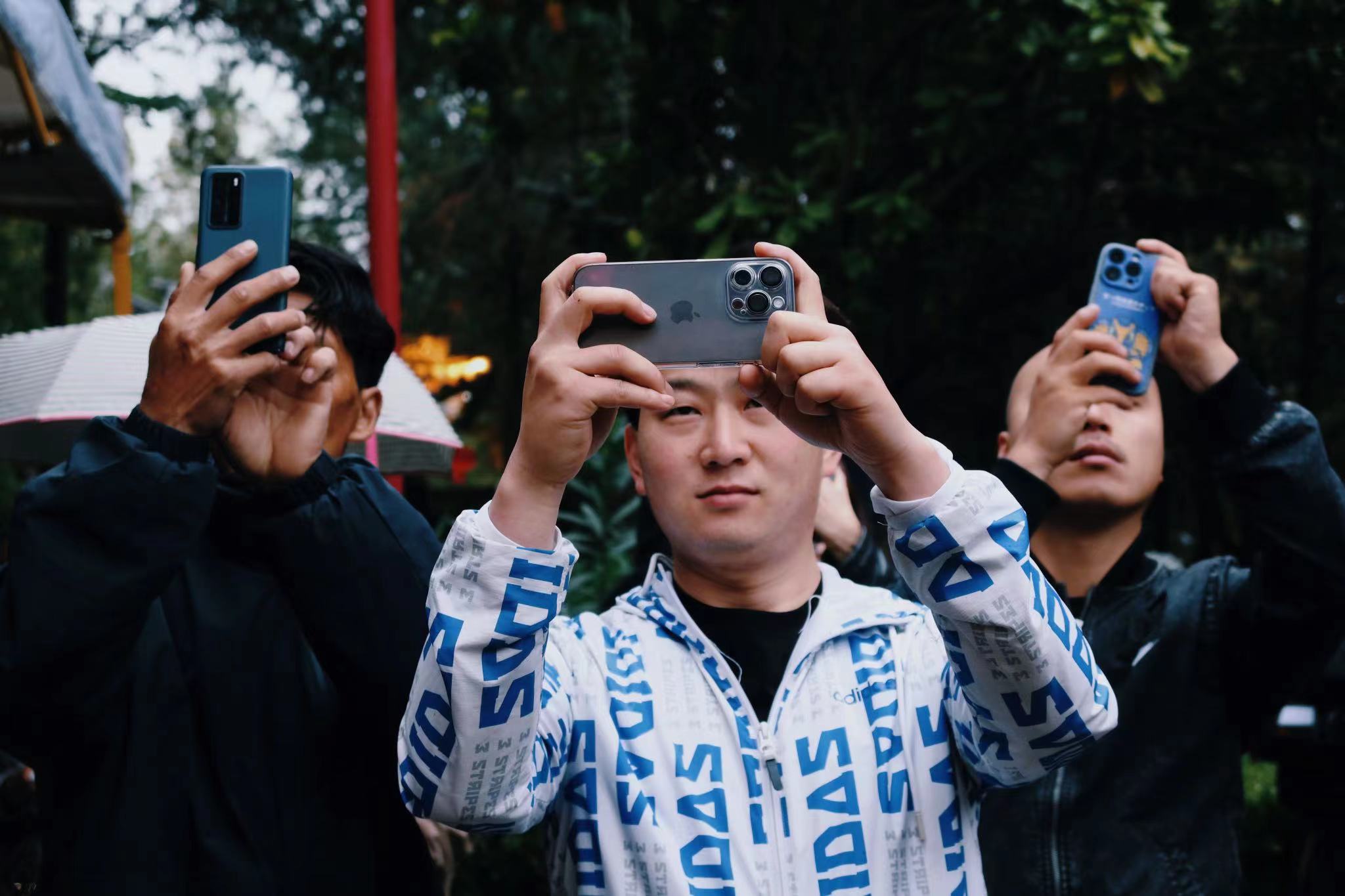 丽江古城民谣广场万古楼开唱  雨夜民谣更动人！ (4).jpg