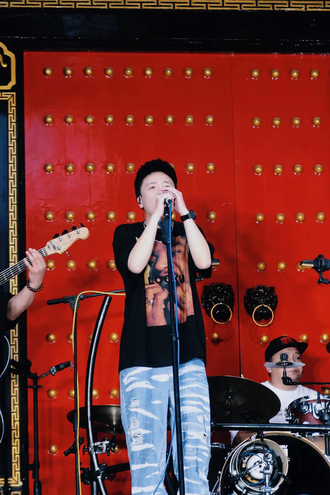 丽江古城民谣广场万古楼开唱  雨夜民谣更动人！ (6).jpg