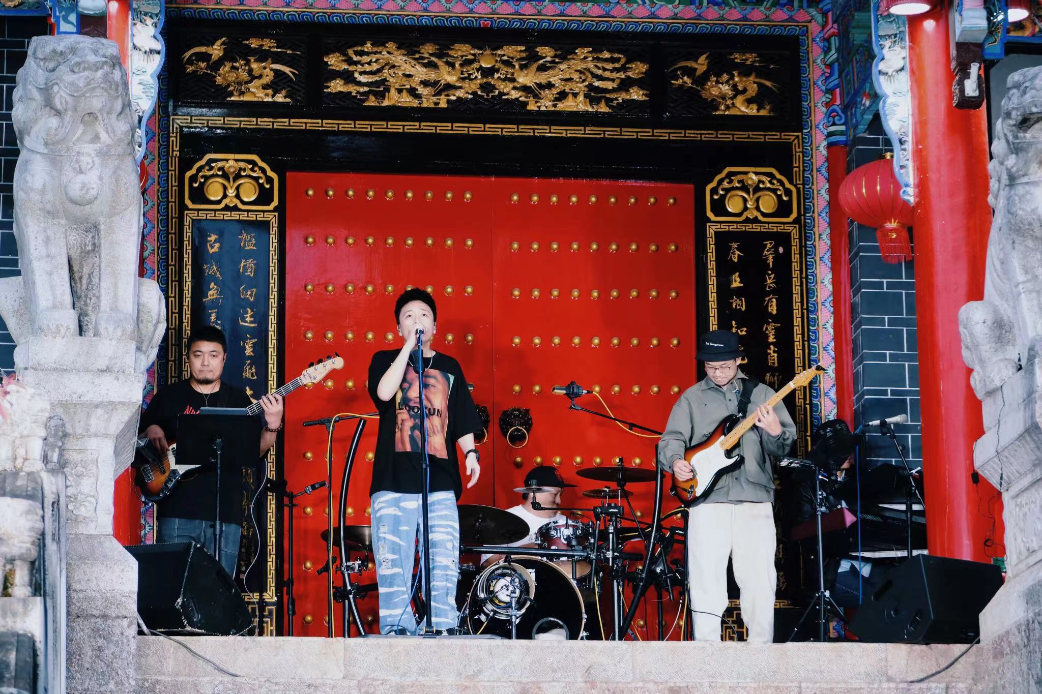 丽江古城民谣广场万古楼开唱  雨夜民谣更动人！ (7).jpg