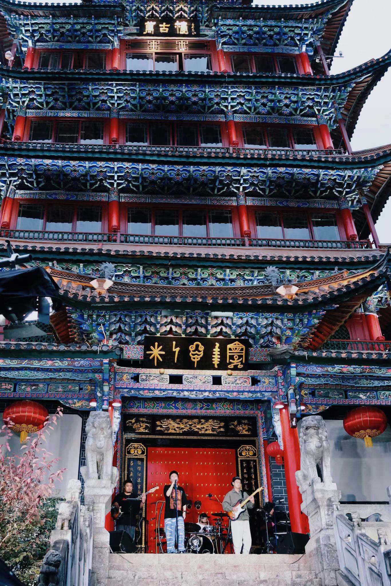 丽江古城民谣广场万古楼开唱  雨夜民谣更动人！ (8).jpg