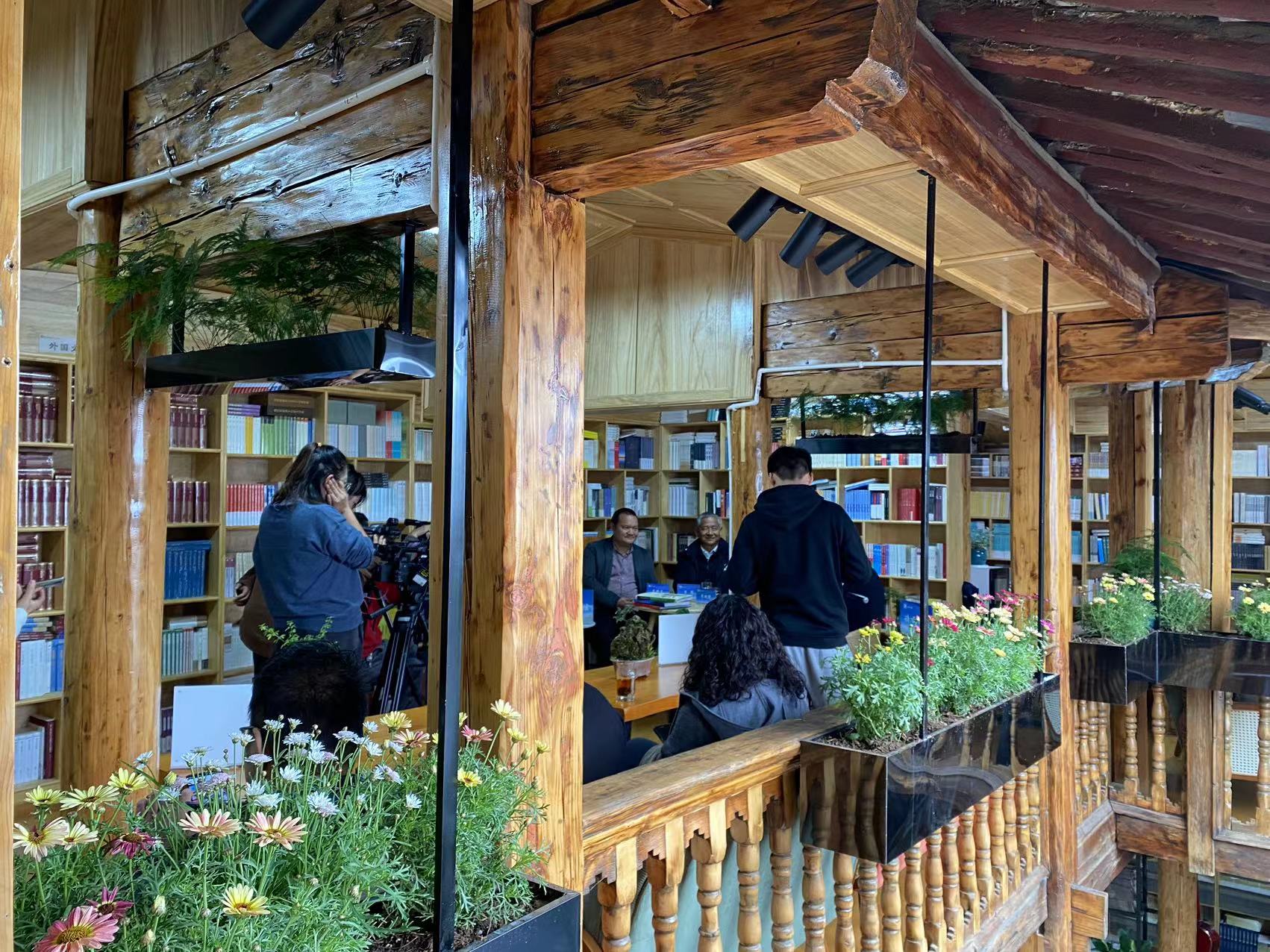 “小城市 大荣耀” 专家齐聚诗云书社探讨丽江三大世界遗产的保护发展 (2).jpg