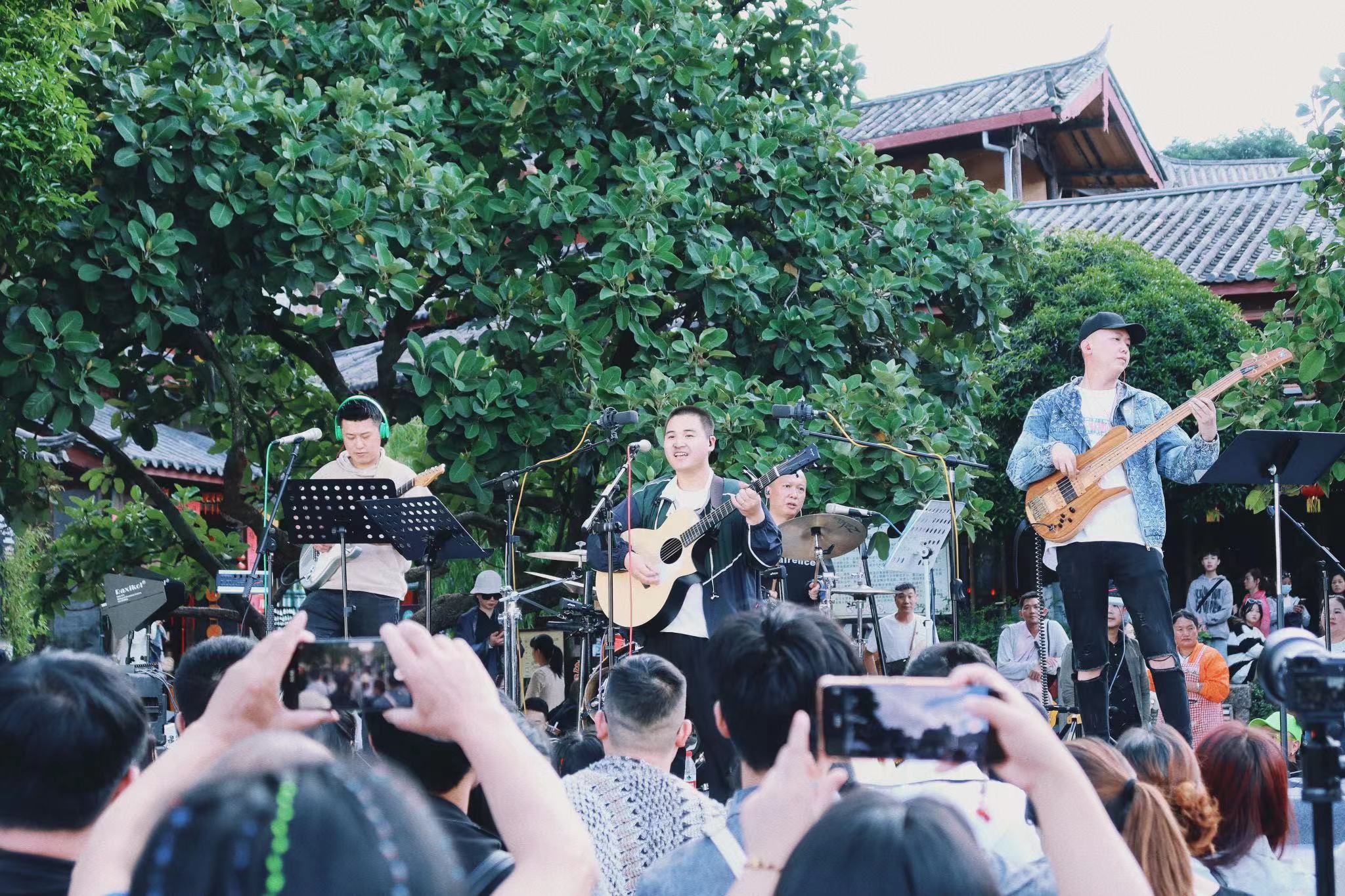 丽江古城民谣广场四方街开唱 (4).jpg