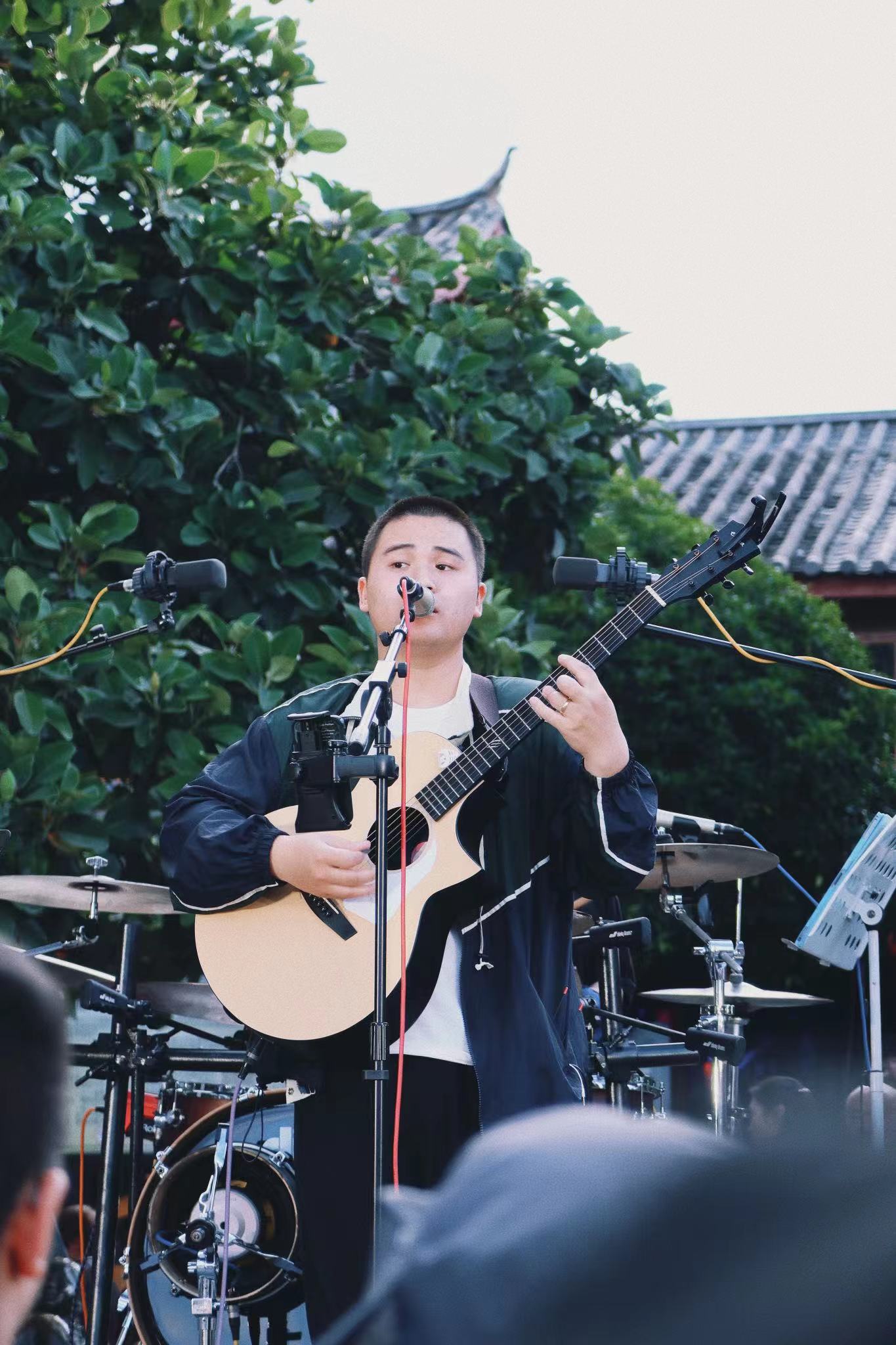 丽江古城民谣广场四方街开唱 (6).jpg