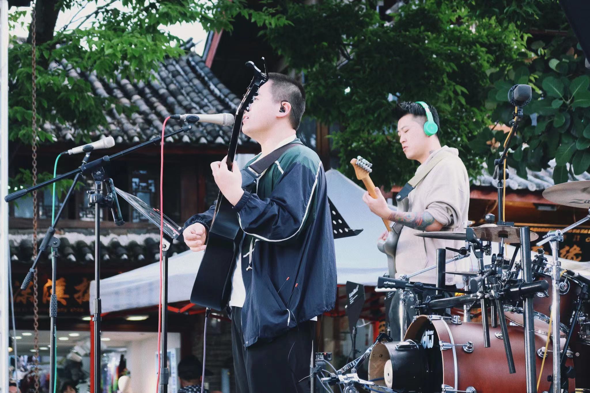 丽江古城民谣广场四方街开唱 (8).jpg