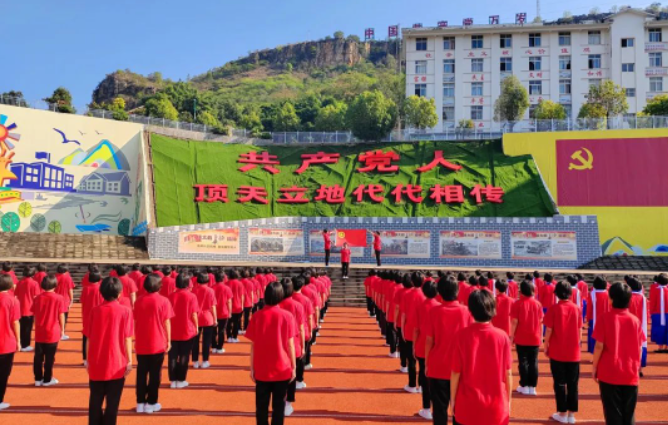 省内外300余名党员、学生到华坪女高参加党性教育.png