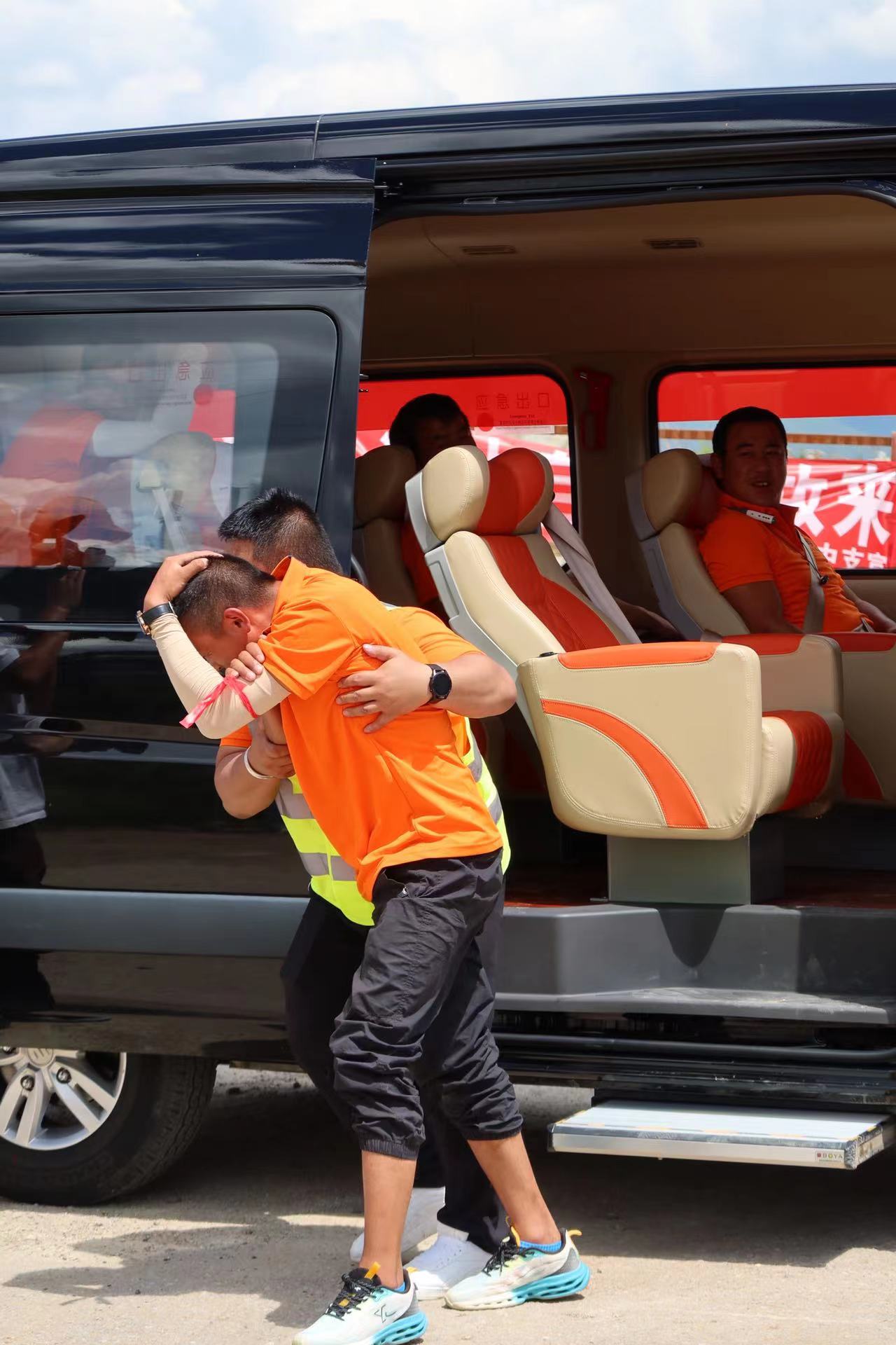 丽江市旅游客运行业举行2023年交通事故现场处置应急演练 (1).jpg