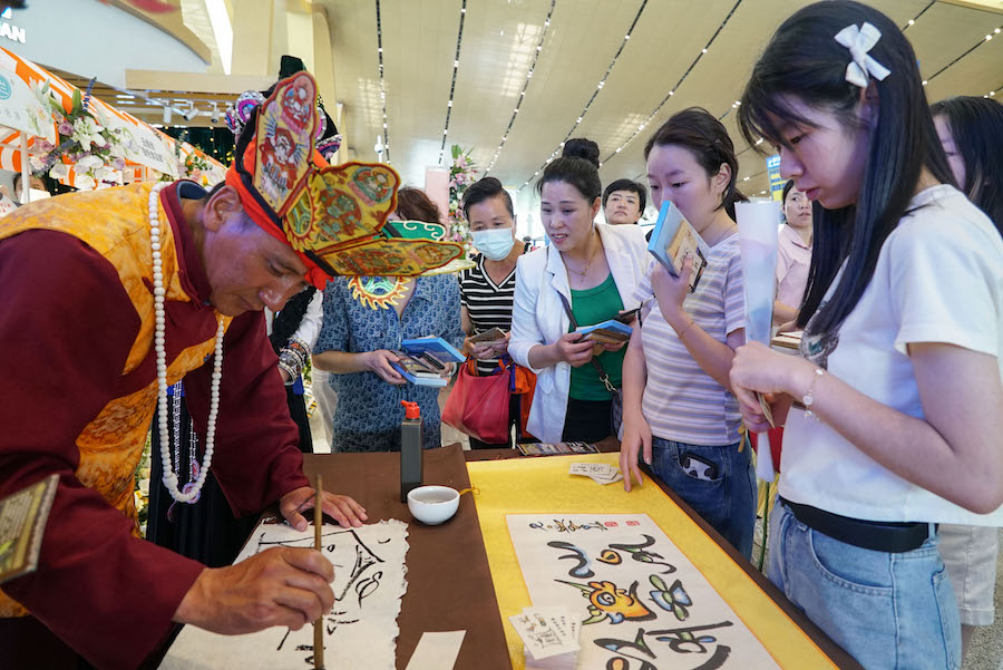 “舍不得的丽江”文旅宣传走进昆明长水机场 (5).jpeg