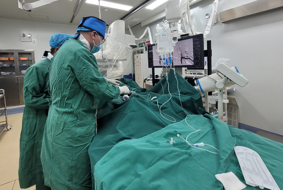 脑血管造影术 支架置入术  市医院老年病科专家团队顺利解决和大爷的“头”等大事.png